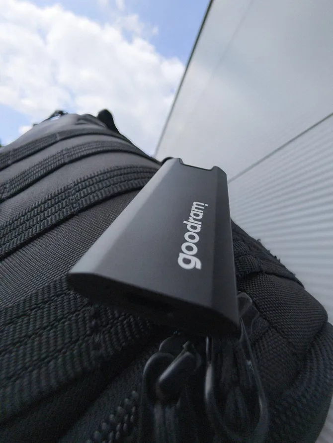 GoodRam - Disco rigido SSD esterno da 1TB - USB 3.2 Gen. 2x2 Tipo-C - Move Ridge Nero - Velocità di lettura fino a 2000MB/s, velocità di scrittura fino a 2000MB/s - Custodia in metallo - 75×32×9,5mm