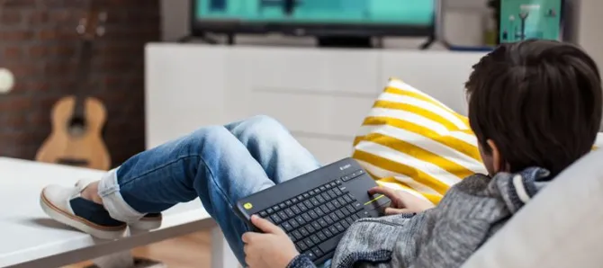Logitech K400 Plus Tastiera Wireless