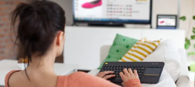 Logitech K400 Plus Tastiera Wireless