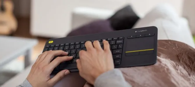 Logitech K400 Plus Tastiera Wireless