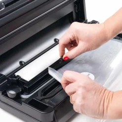 MACOM, Macchina Sottovuoto Professionale - Doppia Pompa di Aspirazione, 2 Barre Saldanti e Portarotolo Integrato, Struttura in Acciaio Brunito con Display LCD - Forever Fresh VAC8090