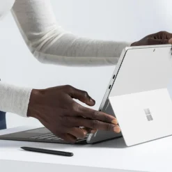 MICROSOFT - SURFACE PRO TASTIERA CON TASTO COPILOT + SLIM PEN - Platino