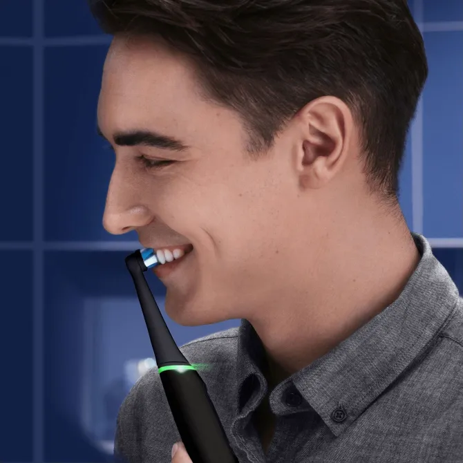 Oral-B iO Spazzolino Elettrico Avanzato iO iO6, 5 velocità, 2 testine di ricambio - sensore di pressione intelligente
