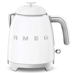 Smeg, Bollitore Elettrico Piccolo KLF05WHEU 0,8 L, Filtro in Acciaio Inox, Autospegnimento di Sicurezza, Indicatore Livello di Acqua, Base Antiscivolo e Avvolgicavo Integrato, Potenza 1400W, Bianco